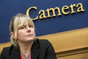 “Vado a lavoro”, l’ex grillina (no vax) multata dalla polizia mentre andava verso il mare “Vado a lavoro”, l’ex grillina (no vax) multata dalla polizia mentre andava verso il mare