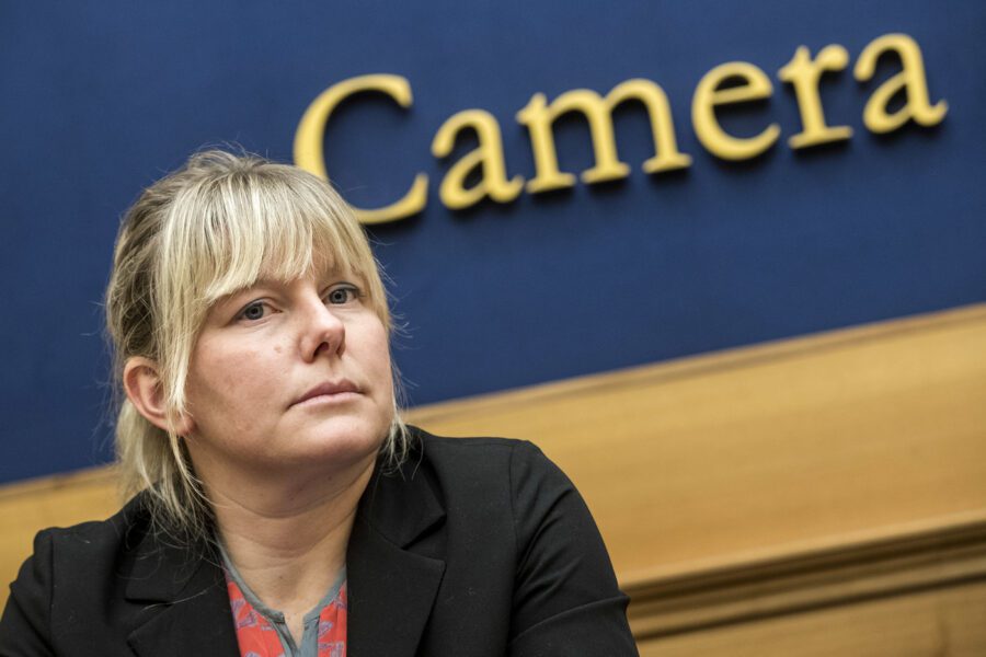 “Vado a lavoro”, l’ex grillina (no vax) multata dalla polizia mentre andava verso il mare