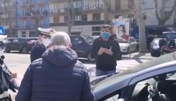 “Non voglio una città senza nonni”, lezione del sindaco-sceriffo ad anziano multato