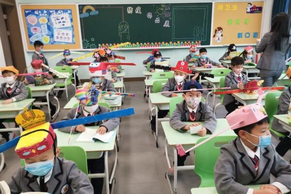 Bambini cinesi tornano a scuola, ecco come mantengono la distanza di sicurezza