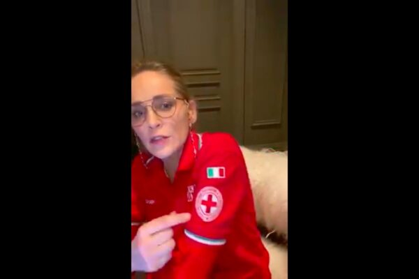 Sharon Stone in lacrime con la divisa della Croce Rossa: “Vi ammiro, siete Angeli”