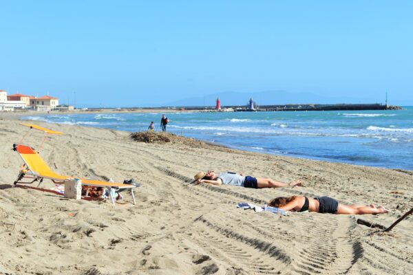 “Chi abita al mare o al lago può fare il bagno”, il chiarimento ufficiale del governo “Chi abita al mare o al lago può fare il bagno”, il chiarimento ufficiale del governo