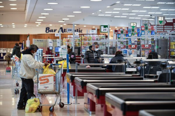 Green pass obbligatorio, dove si potrà entrare senza: le esenzioni per supermercati e medico, niente ‘sconti’ senza urgenze