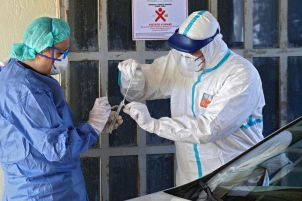 Bambino positivo al Covid incontra 170 persone e non le contagia: il caso diventa oggetto di studio