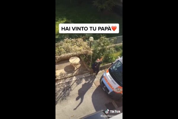“Hai vinto tu papà!”, torna a casa tra lacrime e applausi dei figli dopo settimane in ospedale
