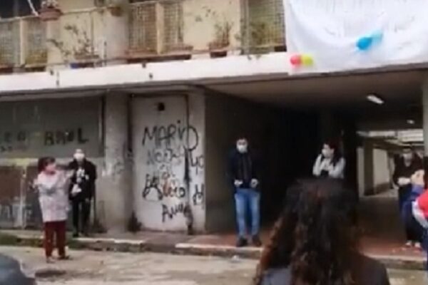 Batte il coronavirus e torna a casa, applausi e fuochi d’artificio: “Da oggi solo cose belle”