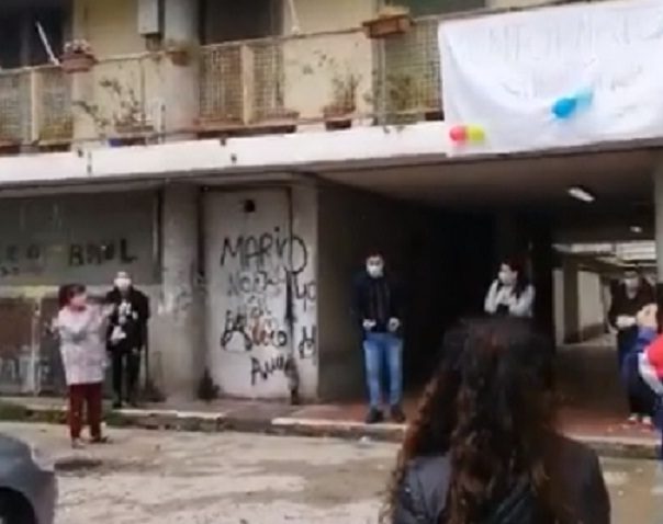 Batte il coronavirus e torna a casa, applausi e fuochi d’artificio: “Da oggi solo cose belle”