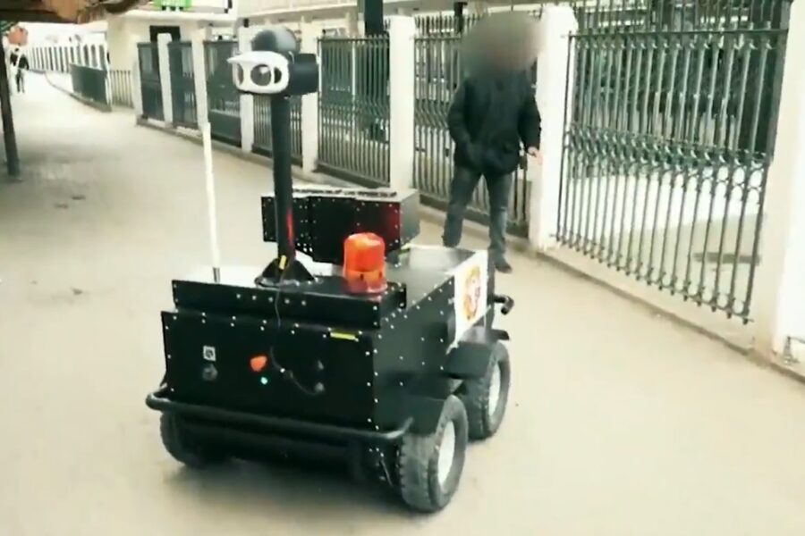 Coronavirus, poliziotto robot chiede documenti ai passanti