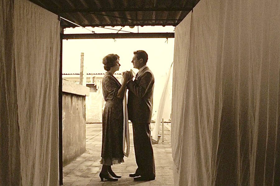 La città si è trasferita sui terrazzi, l’emergenza Covid come in un film