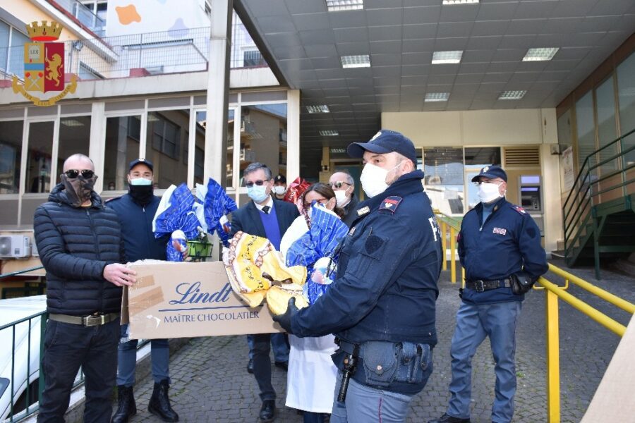 Ritrovano uova di Pasqua rubate, polizia e commercianti le donano ai bimbi dell’ospedale