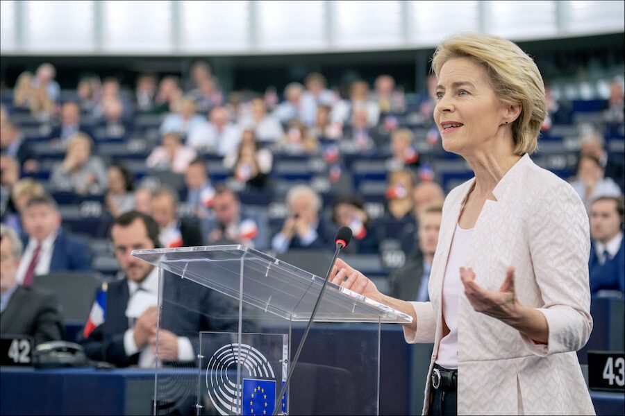 Ursula von der Leyen parla al Parlamento Europeo nel giorno della sua elezione © 9