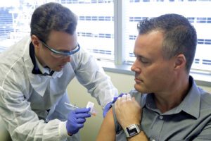 Come funziona il vaccino italiano al coronavirus, a fine aprile i primi test sull’uomo