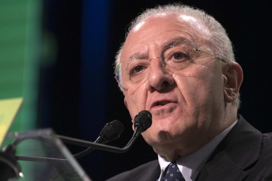 Da ‘fratacchione’ alla sfida a chi ce l’ha più lungo con Feltri, De Luca superstar in tv