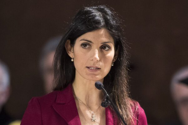 Roma, Virginia Raggi rilancia: “Mi ricandido a sindaca, non ci sto ad apparecchiare la tavola”