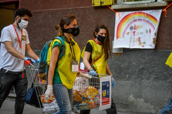 Napoli capitale di solidarietà, catene di volontari salvavita per mille famiglie