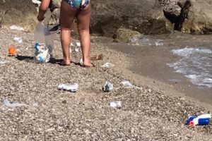 “Mamma dammi bustina e paletta”, l’esempio del bimbo di 7 anni che libera la spiaggia dai rifiuti