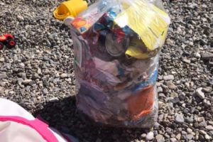 “Mamma dammi bustina e paletta”, l’esempio del bimbo di 7 anni che libera la spiaggia dai rifiuti