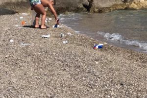 “Mamma dammi bustina e paletta”, l’esempio del bimbo di 7 anni che libera la spiaggia dai rifiuti