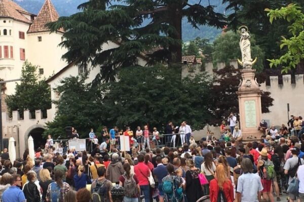 Duecento No-Vax in piazza, niente mascherine e distanze: “Vogliamo rimanere liberi”