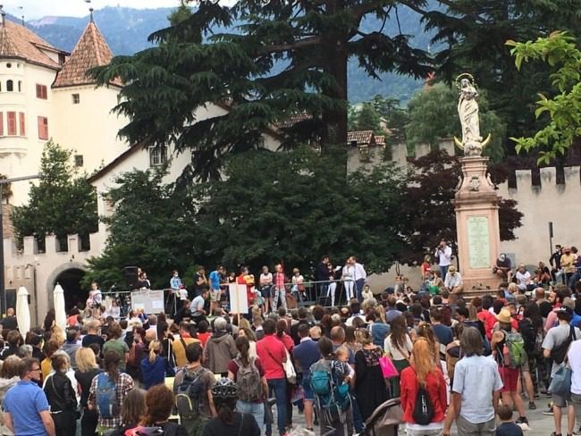 Duecento No-Vax in piazza, niente mascherine e distanze: “Vogliamo rimanere liberi”