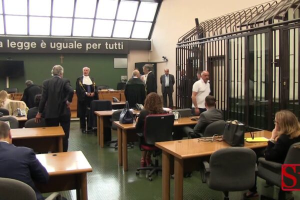 Tribunale di Napoli in un pantano, solo 30 udienze al giorno
