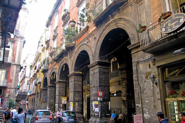 Napoli, città che cade a pezzi: “La manutenzione può valere 1,5 miliardi”