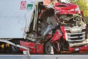Schianto in autostrada, muore camionista
