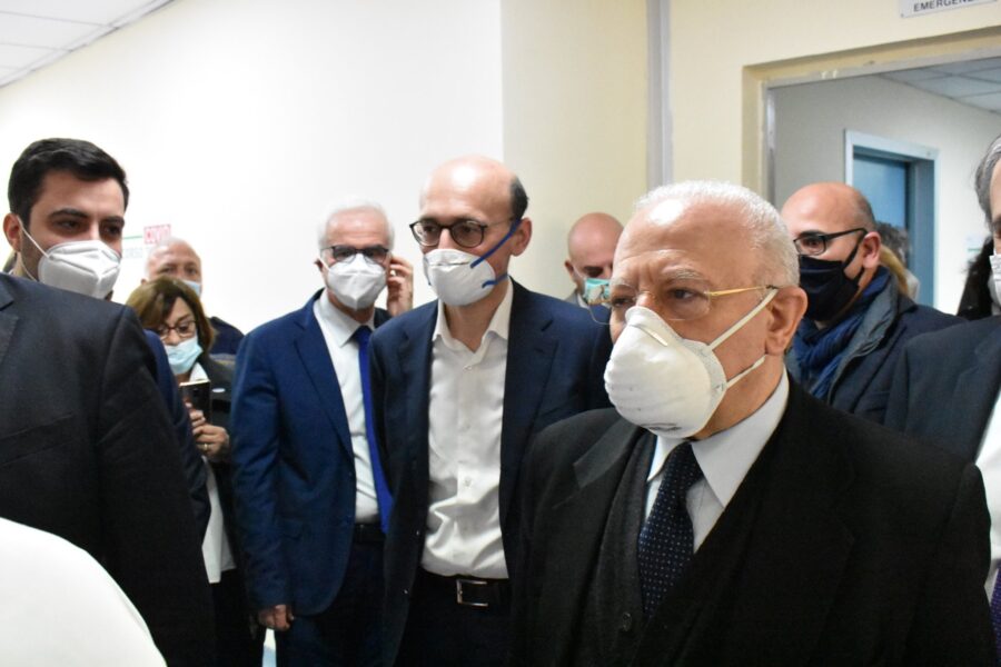 De Luca contro gli imbecilli delle mascherine: “Scemo chi la utilizza come ciondolo”