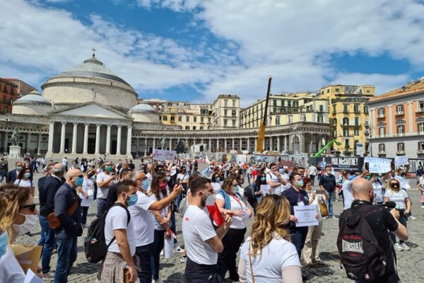Agenzie di viaggio in ginocchio, protesta a Napoli: “Siamo chiusi da ottobre, il Governo ci prende in giro”