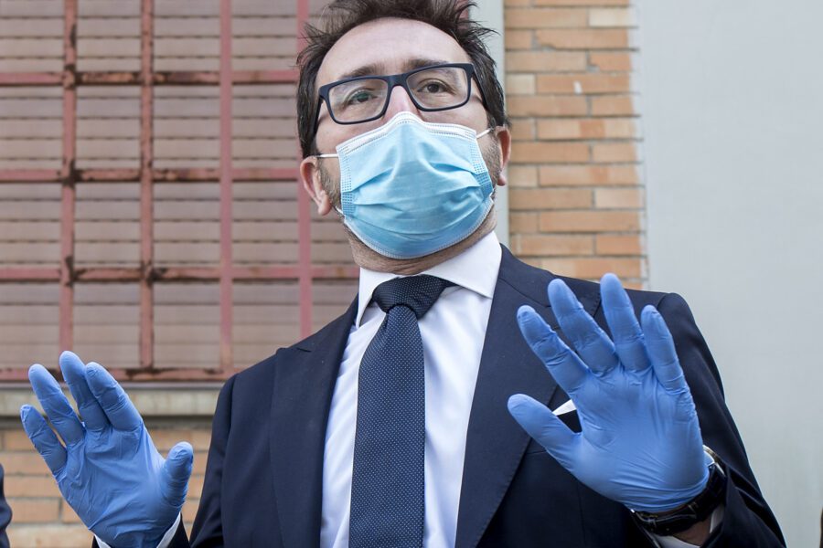 Il ragionamento inoppugnabile di Bonafede: “Come faccio a riarrestare più di 400 boss se ne hanno scarcerati solo 400?”