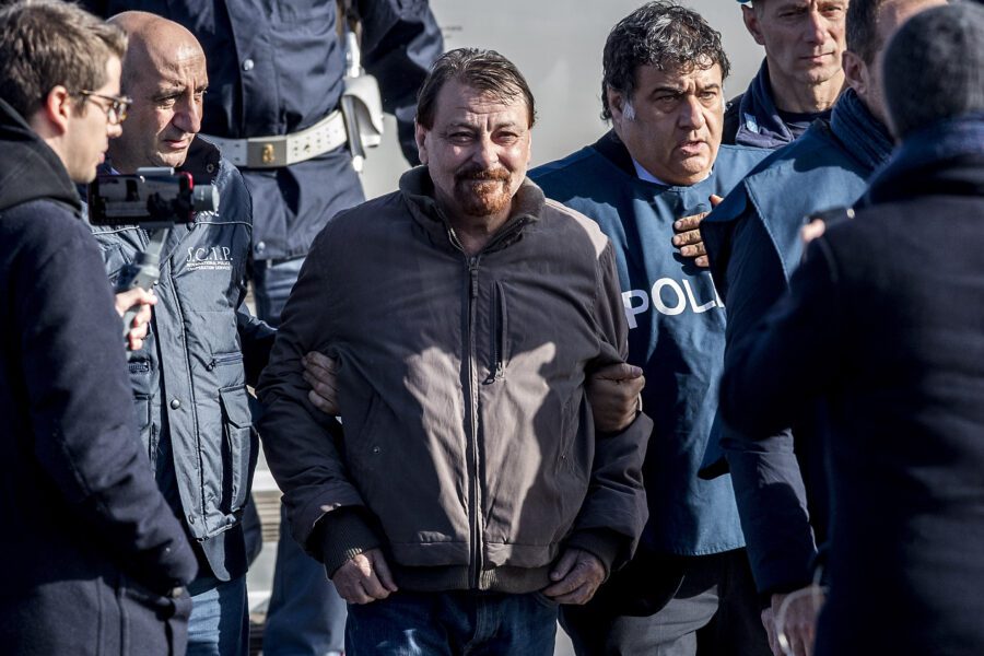 Cesare Battisti seppellito vivo e linciato per aver chiesto scarcerazione