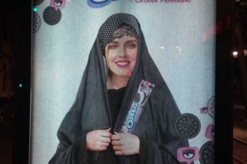 Chiara Ferragni convertita all’Islam: la provocazione del Banksy italiano