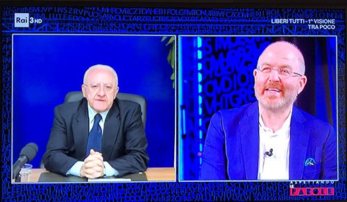 De Luca sugli assistenti civici: “60mila venditori di cocco e raddrizzatori di banane”