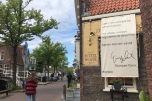 “Ci abbracceremo più forte domani”, le parole di Conte diventano un manifesto in Olanda “Ci abbracceremo più forte domani”, le parole di Conte diventano un manifesto in Olanda