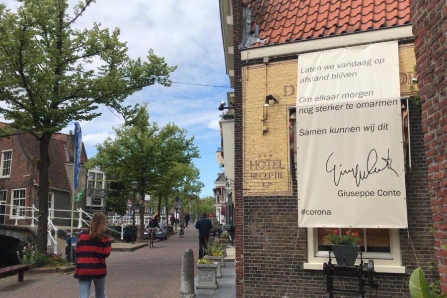 “Ci abbracceremo più forte domani”, le parole di Conte diventano un manifesto in Olanda