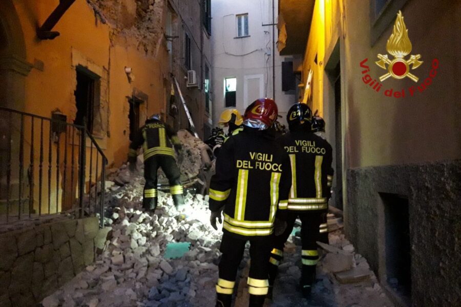 Fuga di gas distrugge palazzina: si scava sotto le macerie, salva bimba e due donne