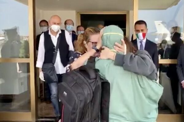 [VIDEO] Silvia Romano torna in Italia: abbracci e commozione a Ciampino