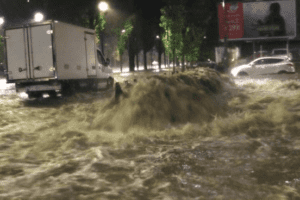 Nubifragio a Milano, esondato il Seveso: chiuse le strade a Niguarda