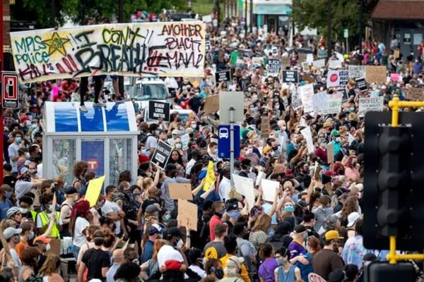Minneapolis, proteste per omicidio George Floyd: uomo ucciso a colpi d’arma da fuoco