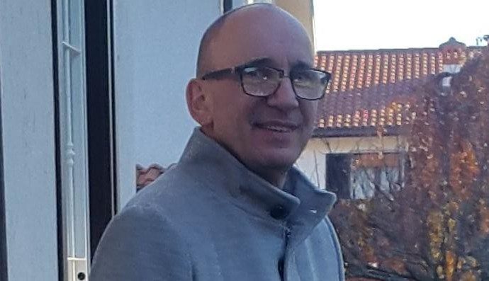 Padre di famiglia muore per Covid, l’azienda assume la moglie senza lavoro e con tre figli