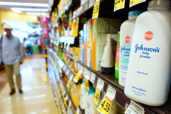 Johnson & Johnson ritira dagli Usa il talco accusato di causare il cancro