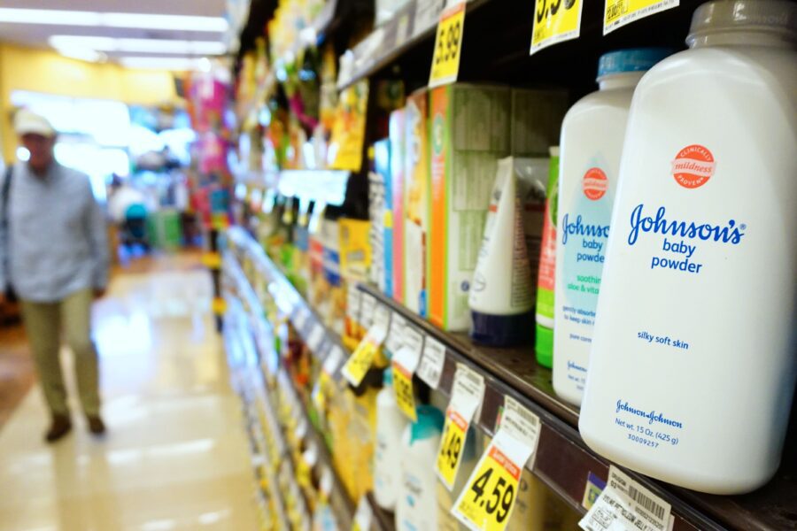 Johnson & Johnson ritira dagli Usa il talco accusato di causare il cancro