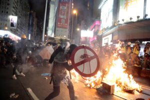 Hong Kong brucia, ma la Cina ha l’impunità e l’Occidente è impotente