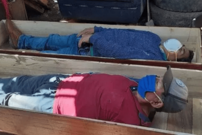 Sindaco viola lockdown per fare baldoria, per sfuggire alla polizia si finge morto in una bara