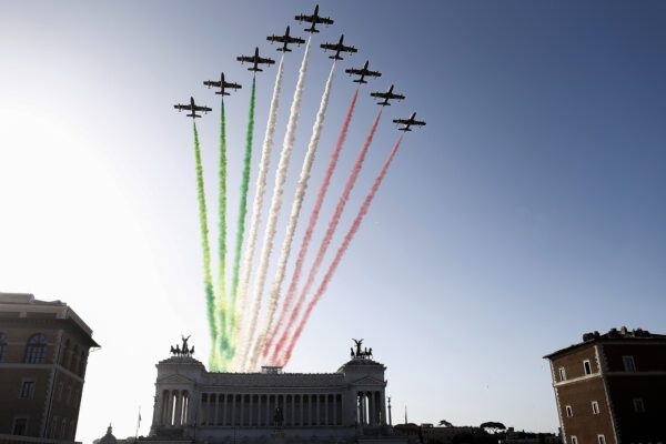 Foto: Cecilia Fabiano-LaPresse 
04-11-2019 Roma( Italia) 
Cronaca: Festa delle Forze Armate 
Nella Foto: le frecce tricolore a piazza Venezia 

Photo: Cecilia Fabiano- LaPresse 
November ,04, 2019 Rome ( Italy ) 
News : Armed Forces Day
 in The Pic : the passage of the  tricolor arrows