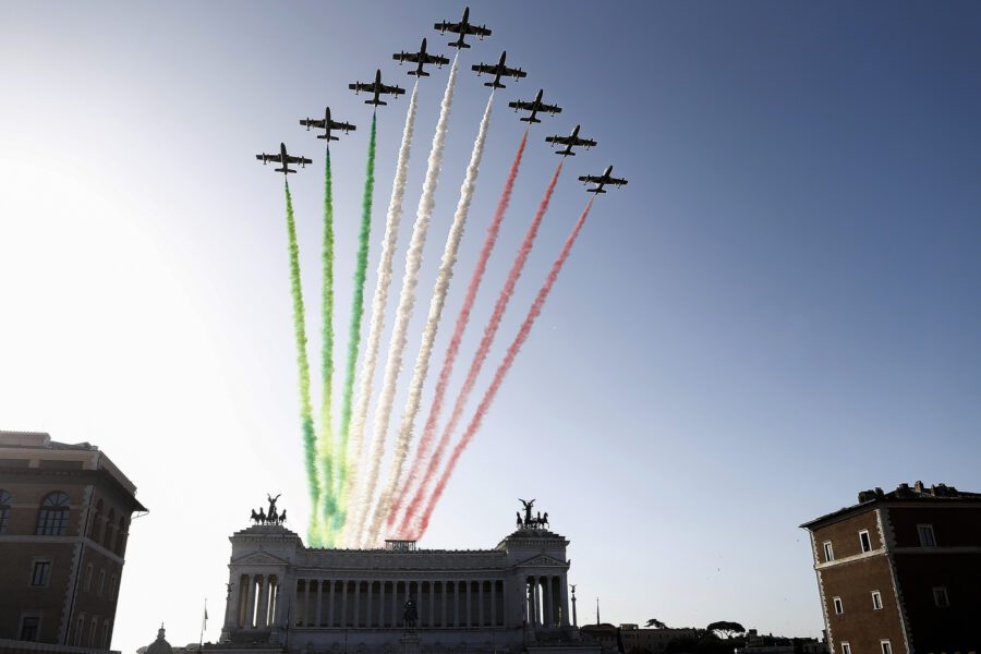 Foto: Cecilia Fabiano-LaPresse 
04-11-2019 Roma( Italia) 
Cronaca: Festa delle Forze Armate 
Nella Foto: le frecce tricolore a piazza Venezia 

Photo: Cecilia Fabiano- LaPresse 
November ,04, 2019 Rome ( Italy ) 
News : Armed Forces Day
 in The Pic : the passage of the  tricolor arrows