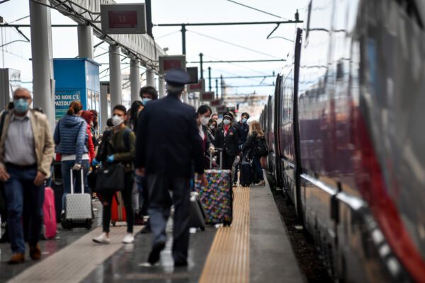 Foto Claudio Furlan – LaPresse 
04 Maggio 2020 Milano (Italia) 
News
Partenza del treno per Napoli in Stazione Centrale, nel primo giorno della fase 2 dell’emergenza coronavirus

Photo Claudio Furlan/Lapresse
04 May 2020 Milano (Italy)
Departure of the train to Naples in Central Station, on the first day of phase 2 of the coronavirus emergency