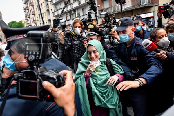 Silvia Romano è tornata nella sua casa di Milano: “Rispettate questo momento”