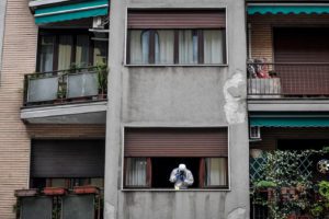 Silvia Romano, bottiglia di vetro lanciata contro finestra del palazzo in cui abita