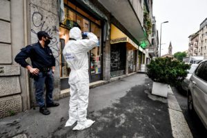 Silvia Romano, bottiglia di vetro lanciata contro finestra del palazzo in cui abita